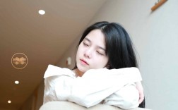 穿白色船袜美女被轻挠脚心视频