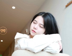 穿白色船袜美女被轻挠脚心视频